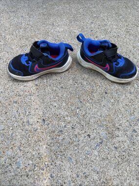 Nike Kids Black and Blue Sneakers with Red Swoosh